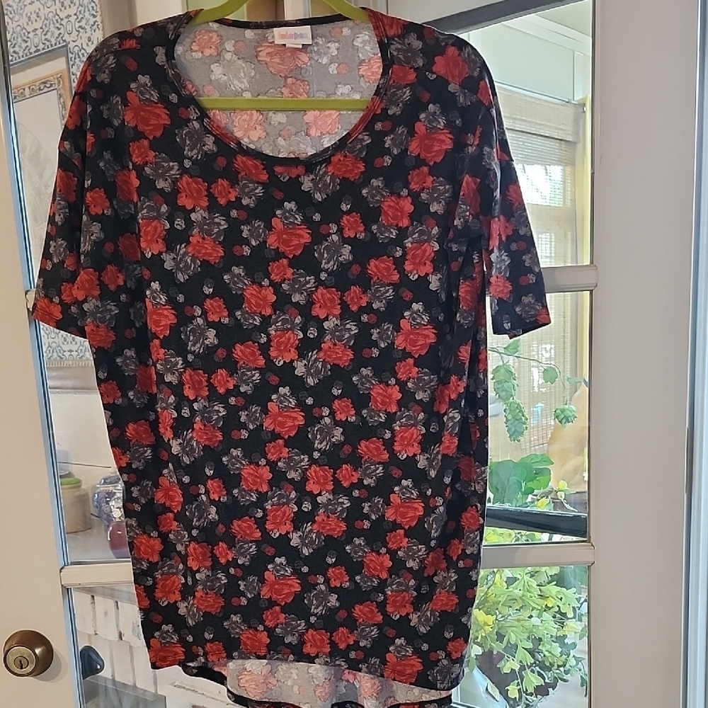 LuLaRoe Black and Red Floral Short Sleeve Top